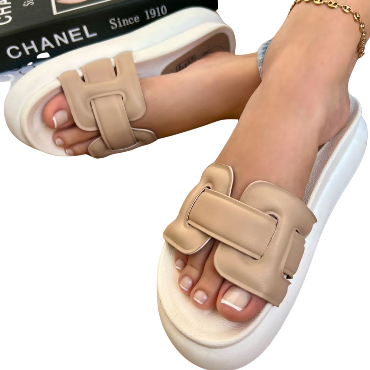 Comprar Sandalias Mujer  ¿Buscas las Mejores Sandalias para Mujer? En ONLINESHOPPINGCENTERG tenemos la mayor variedad de sandalias mujer para todos los estilos y ocasiones. Si quieres comprar sandalias mujer cómodas, elegantes o deportivas, aquí encontrarás las mejores opciones.  Tipos de Sandalias Mujer Más Vendidas 1. Sandalias para Mujer Cómodas Birkenstock mujer: Ideales para caminar todo el día.  Sandalias Skechers mujer: Con plantillas acolchadas.  Sandalias planas mujer: Perfectas para el día a día.  2. Sandalias de Moda Sandalias doradas: Brillantes y elegantes.  Sandalias plataforma: Añaden altura con estilo.  Sandalias negras mujer: Versátiles y sofisticadas.  3. Sandalias Deportivas Sandalias Nike mujer: Diseño ergonómico.  Sandalias Adidas mujer: Ideales para el verano.  Sandalias trekking mujer: Para aventuras al aire libre.  4. Sandalias de Lujo Sandalias Hermes: Elegancia premium.  Sandalias Guess mujer: Estilo fashion.  Sandalias Tory Burch: Diseños exclusivos.  ¿Dónde Comprar Sandalias Mujer? En ONLINESHOPPINGCENTERG ofrecemos envíos rápidos a:  Sandalia mujer en España  Sandalia mujer en México  Sandalia mujer en Perú  Sandalia mujer en Colombia (Casanare, Meta, Atlántico, Valle del Cauca, etc.)  Sandalia mujer en El Salvador  Sandalia mujer en Guatemala  Sandalia mujer en Costa Rica  ¡Encuentra tus sandalias mujer favoritas y exclusivos!  Preguntas Frecuentes sobre Sandalias Mujer 1. ¿Cuáles son las sandalias más cómodas para mujer? Las Birkenstock mujer, Sandalias Skechers mujer y Crocs sandalias mujer son las más recomendadas por su comodidad.  2. ¿Dónde comprar sandalias mujer? En ONLINESHOPPINGCENTERG tenemos ofertas en sandalias para mujer de marcas como Geox, Pikolinos y XTI.  3. ¿Qué sandalias son mejores para verano? Las sandalias planas mujer, chanclas Havaianas y sandalias de playa son ideales.  4. ¿Cómo elegir la talla correcta de sandalias? Revisa nuestra guía de tallas y elige según tu número habitual. Algunas marcas como Birkenstock tienen un ajuste diferente.  5. ¿Tienen sandalias para mujer con soporte ortopédico? Sí, tenemos sandalias ortopédicas mujer de marcas como Dr. Scholl’s y Alegria.  ¿Por qué Comprar en ONLINESHOPPINGCENTERG? Gran variedad: Desde sandalias Nike mujer hasta sandalias Hermes.  Envíos rápidos: A toda España, México, Perú y más.  Precios bajos: Las mejores ofertas en sandalias mujer.  ¡Visita nuestra tienda y encuentra tus sandalias mujer ideales hoy mismo!
